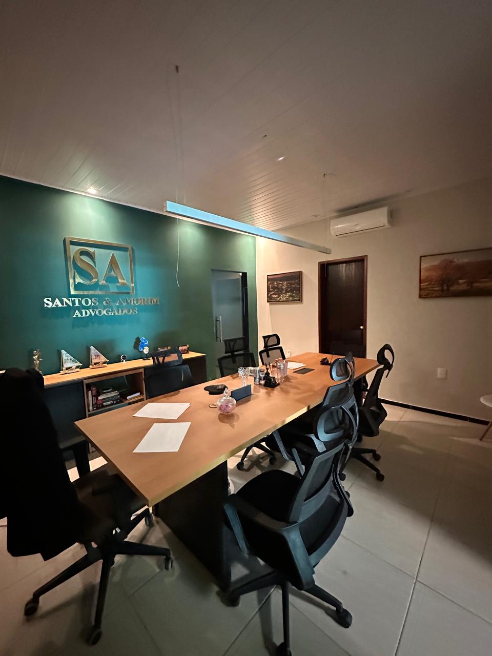 Sala de reunião principal do escritório Santos & Amorim
